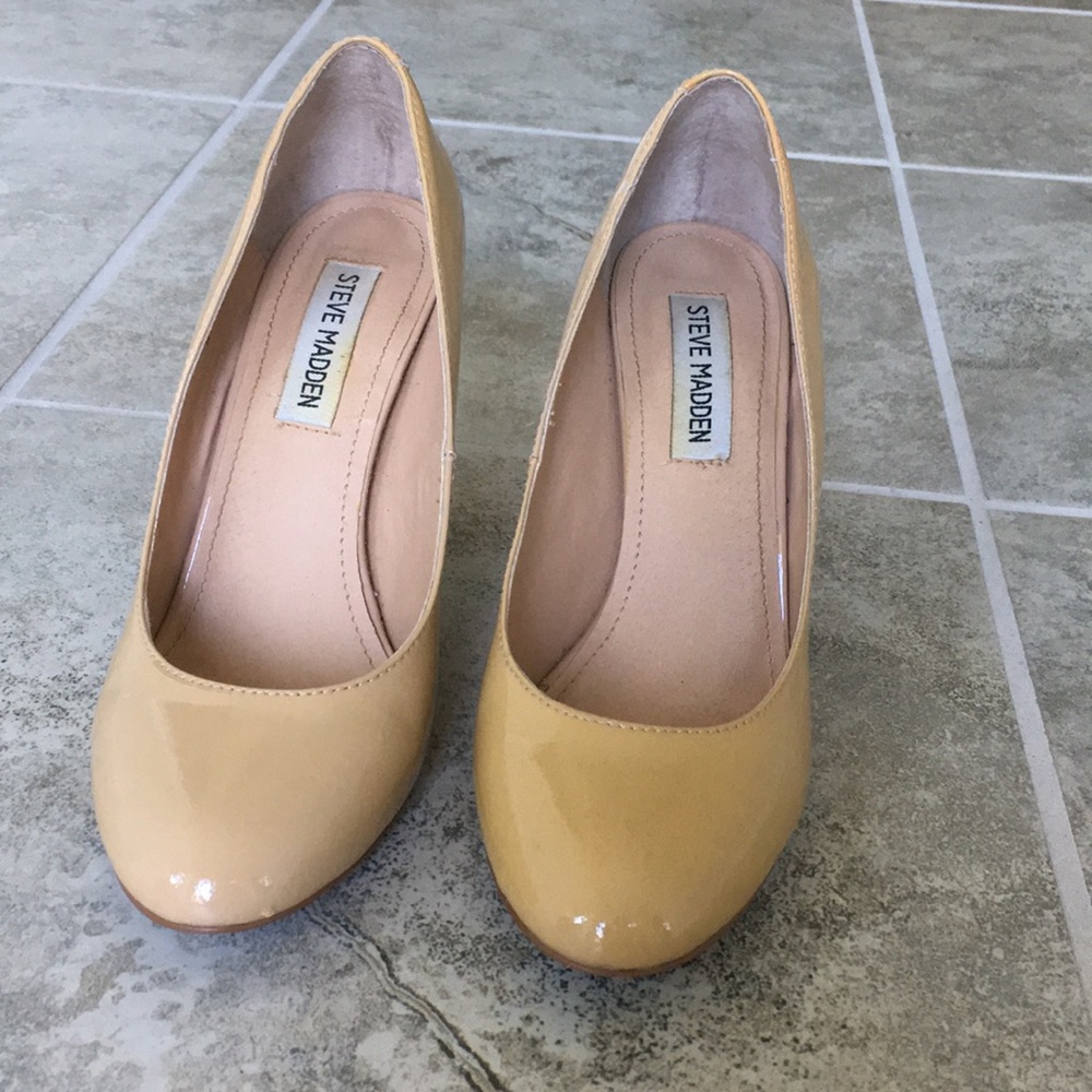 Steve Madden Nude Pumps